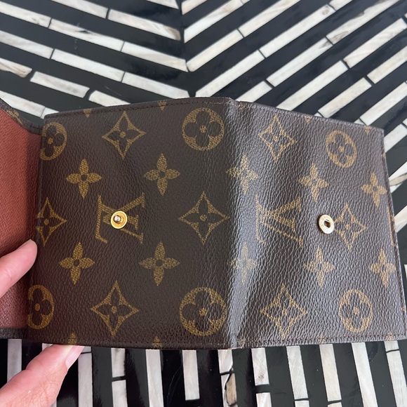 Louis Vuitton Vintage 1989 Elise Monogram Leather Canvas Wallet - Picture 3 of 16